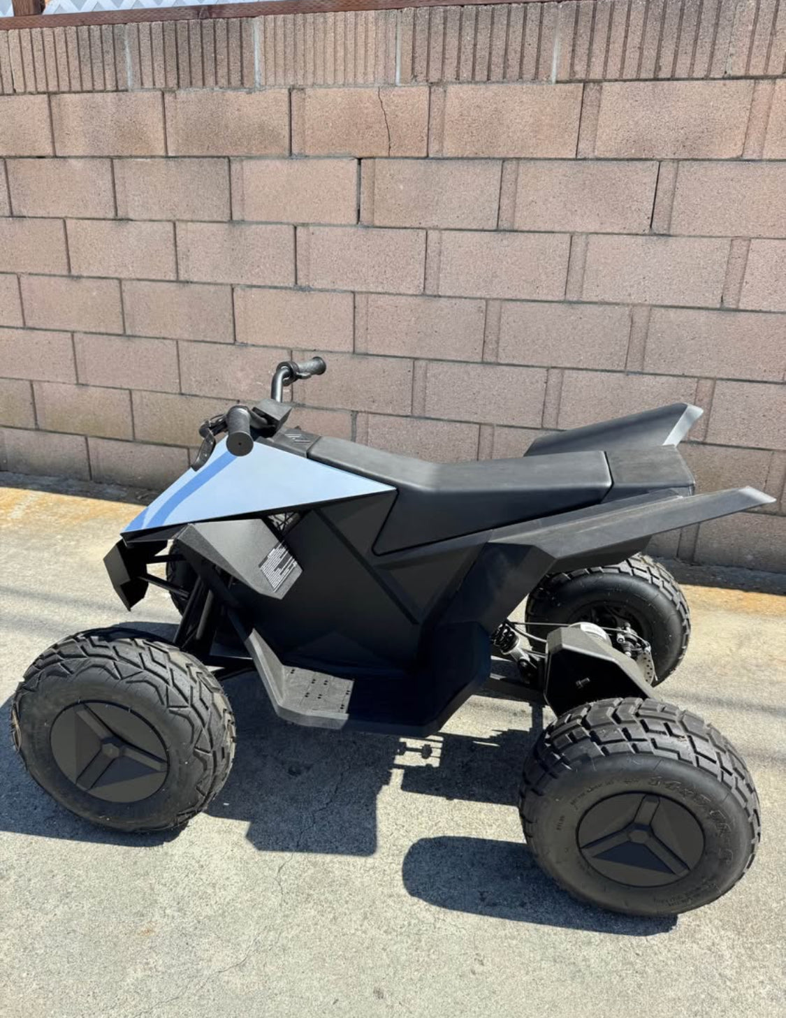 Tesla  Cyberquad  Año 2024