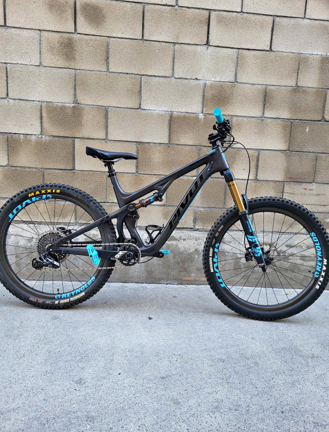 Pivot Mach  Carbon Fiber R 27.5