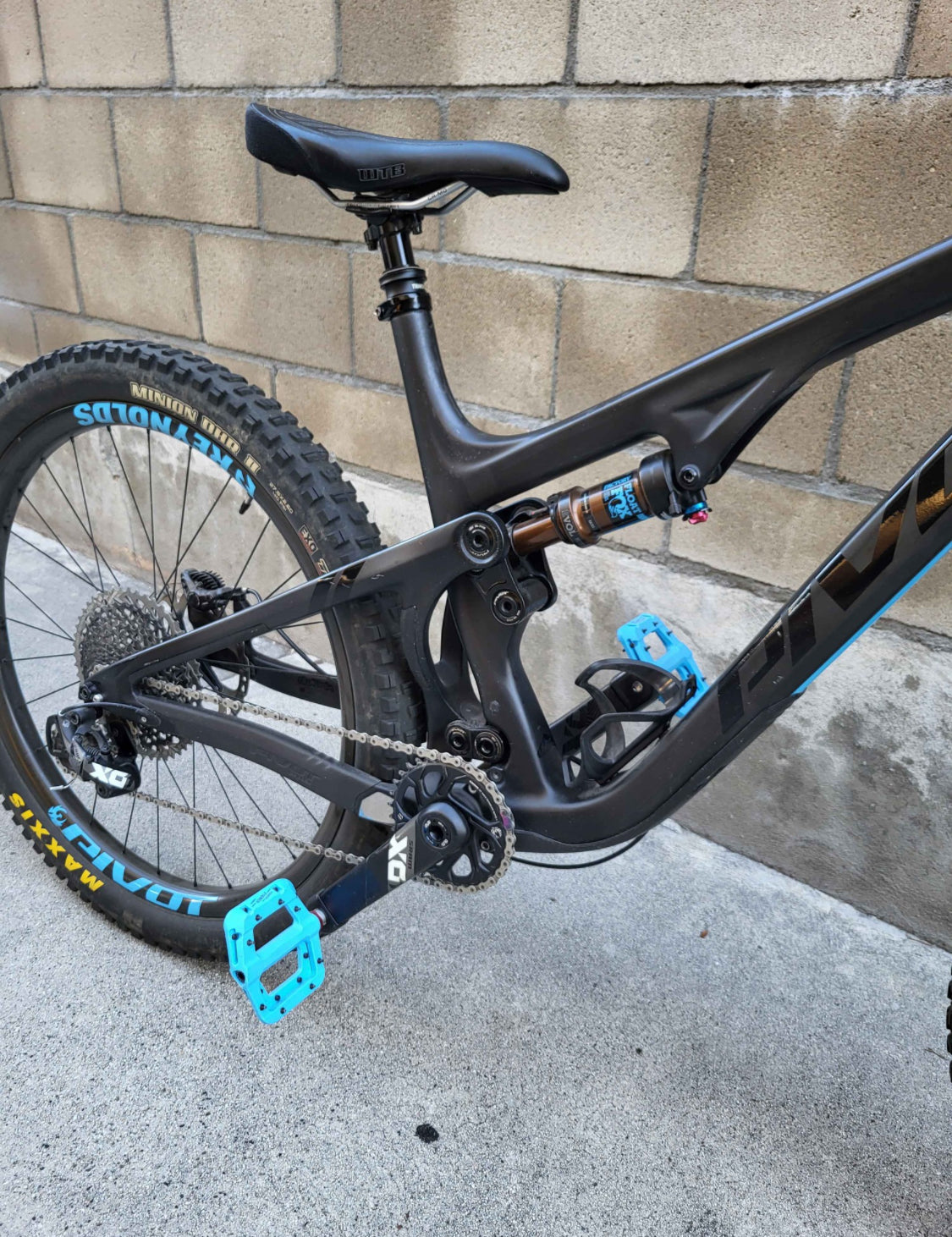 Pivot Mach  Carbon Fiber R 27.5