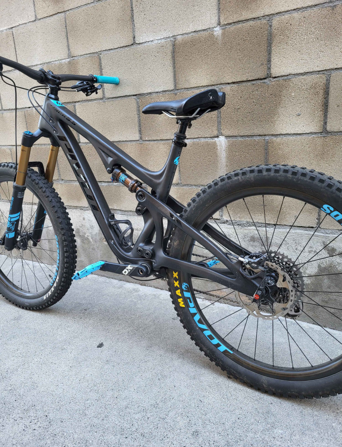 Pivot Mach  Carbon Fiber R 27.5