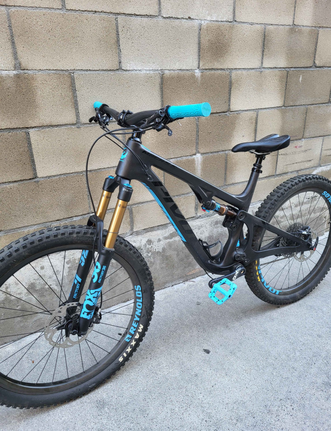 Pivot Mach  Carbon Fiber R 27.5